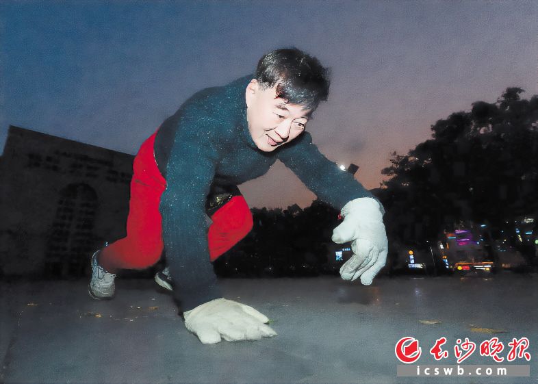 爬行” 专家表示并非所有人群都适合这样的锻炼方式Bsports必一体育长沙一老人